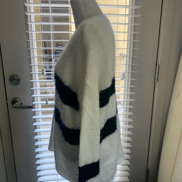 LA Hearts Sweater - Picture 4 of 5